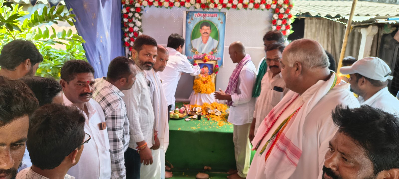 భూక్య బిక్షం దశదిన కర్మలో పాల్గొన్న కీసర సంతోష్ రెడ్డి  మృతుడి చిత్రపటానికి పూలమాలలు వేసి నివాళులు.. కుటుంబ సభ్యులకు పరామర్శ