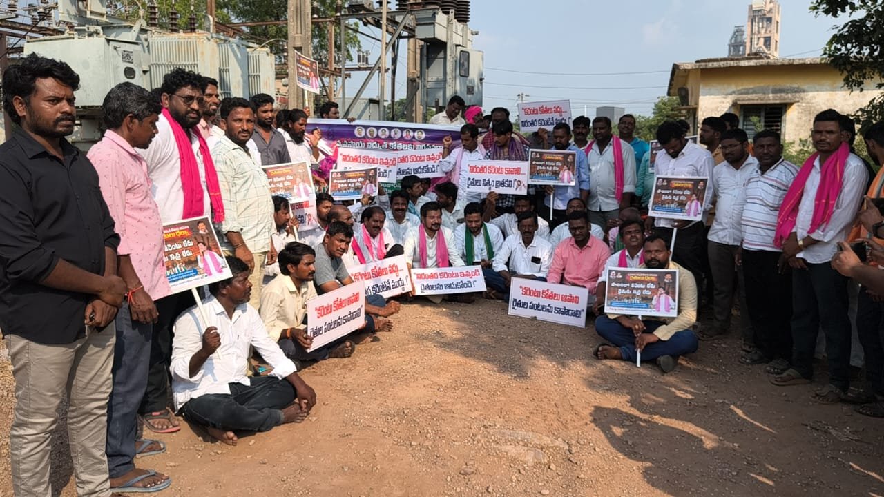 రైతులకు నిరంతర విద్యుత్ ఇవ్వాలి  మఠంపల్లి విద్యుత్ సబ్‌స్టేషన్ ఎదుట రైతులతో కలిసి బీఆర్‌ఎస్ నాయకుడు పిల్లుట్ల రఘు ధర్నా - Additional Image