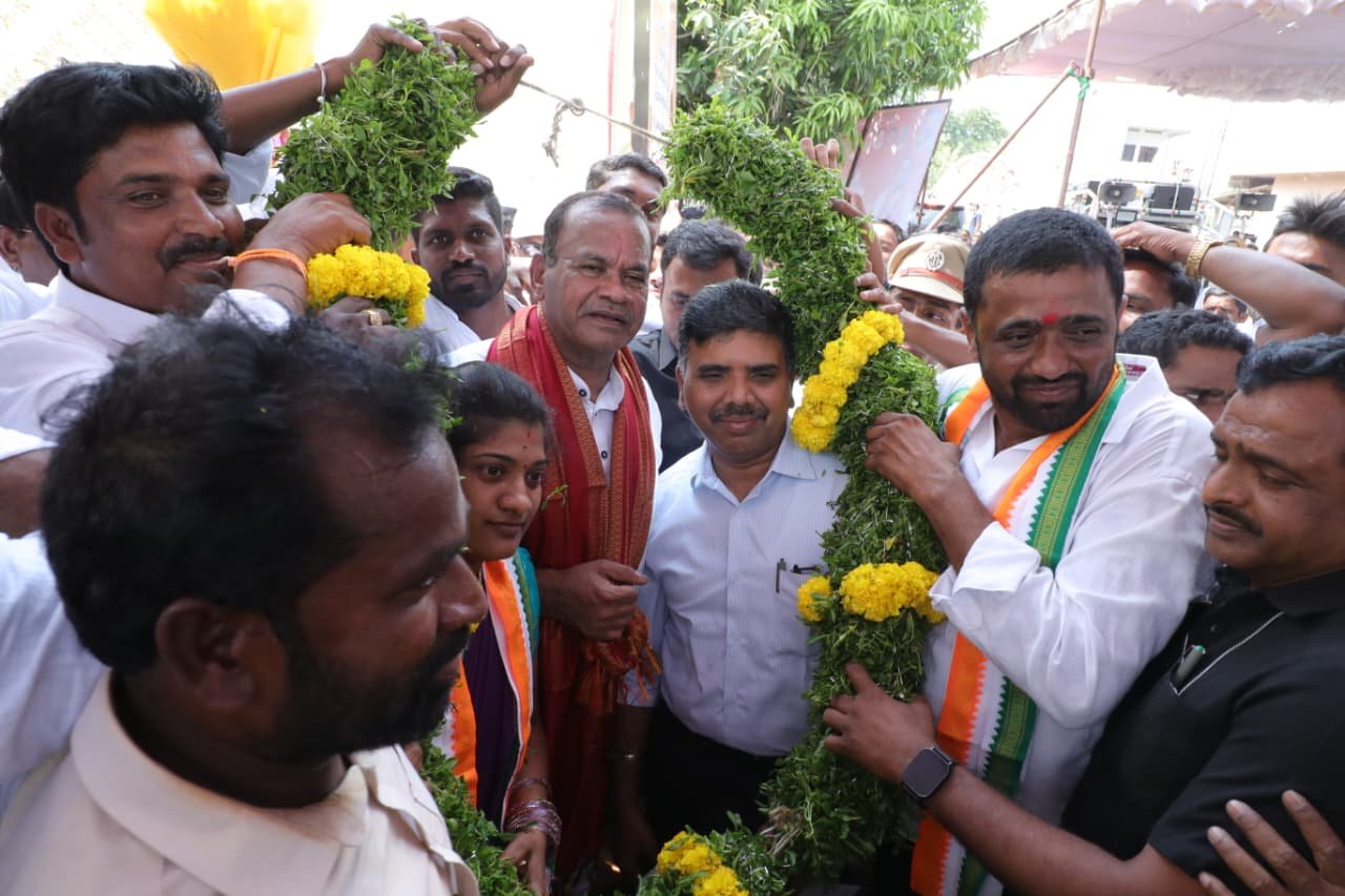 నల్లగొండలో రూ.75 కోట్లతో రహదారుల అభివృద్ధి పనులు రెండు ప్రధాన రహదారుల విస్తరణ, బలోపేతానికి శంకుస్థాపన చేసిన మంత్రి కోమటిరెడ్డి వెంకట్ రెడ్డి - Additional Image