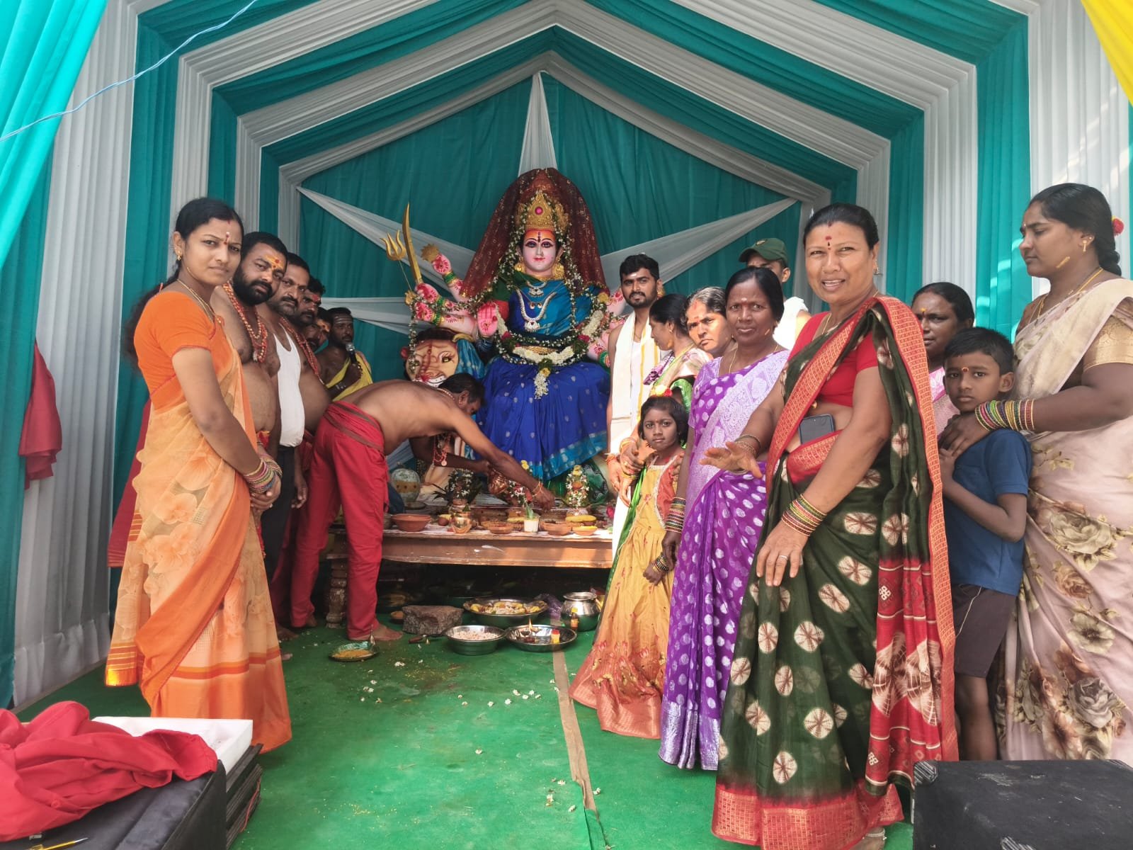 రెండవ రోజు గాయత్రీ దేవి అలంకరణ ఘనంగా నిర్వహించారు