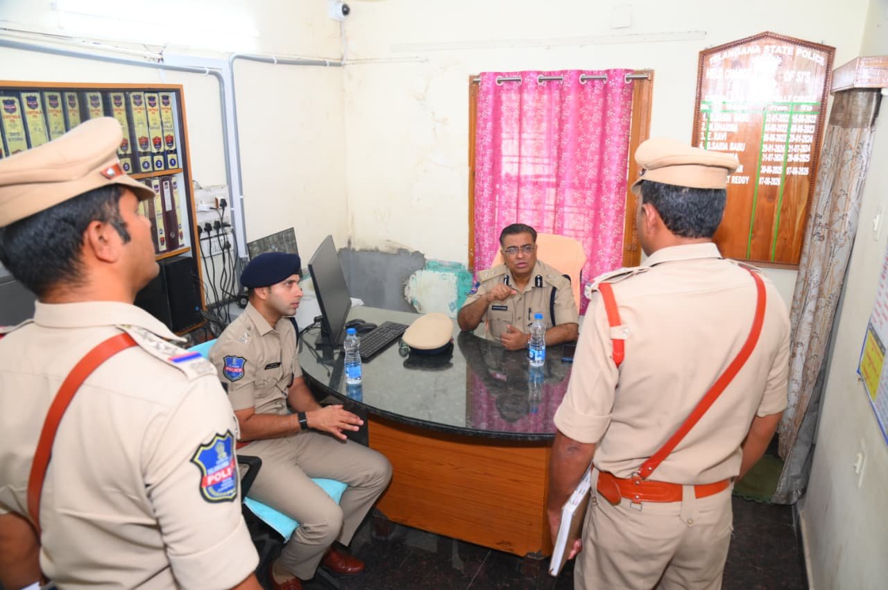 రోడ్డు ప్రమాదాల నివారణకు ప్రత్యేక చర్యలు చేపట్టాలి  చిట్యాల పోలీస్ స్టేషన్‌ను తనిఖీ చేసిన ఐజీ షాహనవాజ్ ఖాసిం