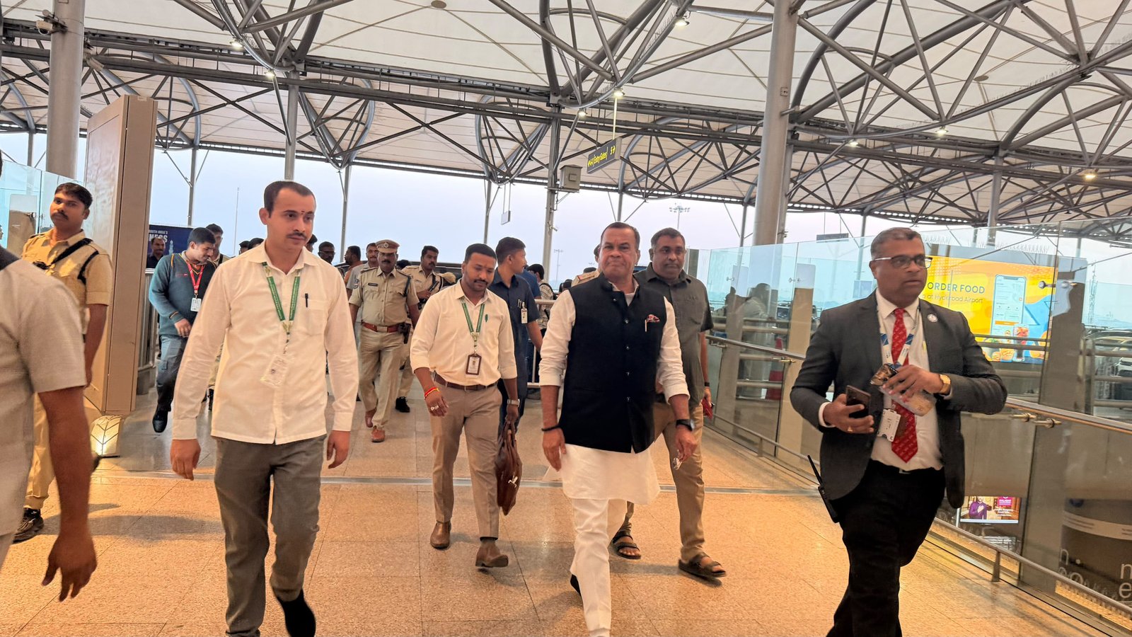ఏఐసీసీ నిరసన కార్యక్రమంలో పాల్గొనేందుకు ఢిల్లీకి మంత్రి కోమటిరెడ్డి