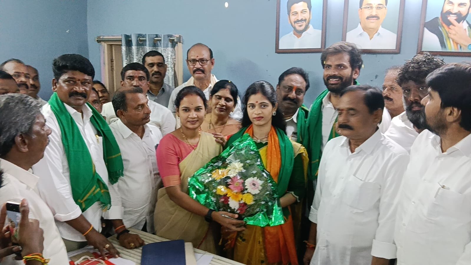 ఘనంగా నేరేడుచర్ల మార్కెట్ కమిటీ పాలకవర్గం ప్రమాణ స్వీకారం  చైర్‌పర్సన్‌గా రంగినేని స్పందన రాజీవ్‌.. వైస్‌ చైర్మన్‌గా మునగాల భాస్కర్‌రెడ్డి బాధ్యతల స్వీకరణ  భారీగా తరలివచ్చిన కాంగ్రెస్ శ్రేణులు, గ్రామాల కార్యకర్తలు, సర్పంచులు  పూల బొకేలు, గజమాలతో చైర్‌పర్స