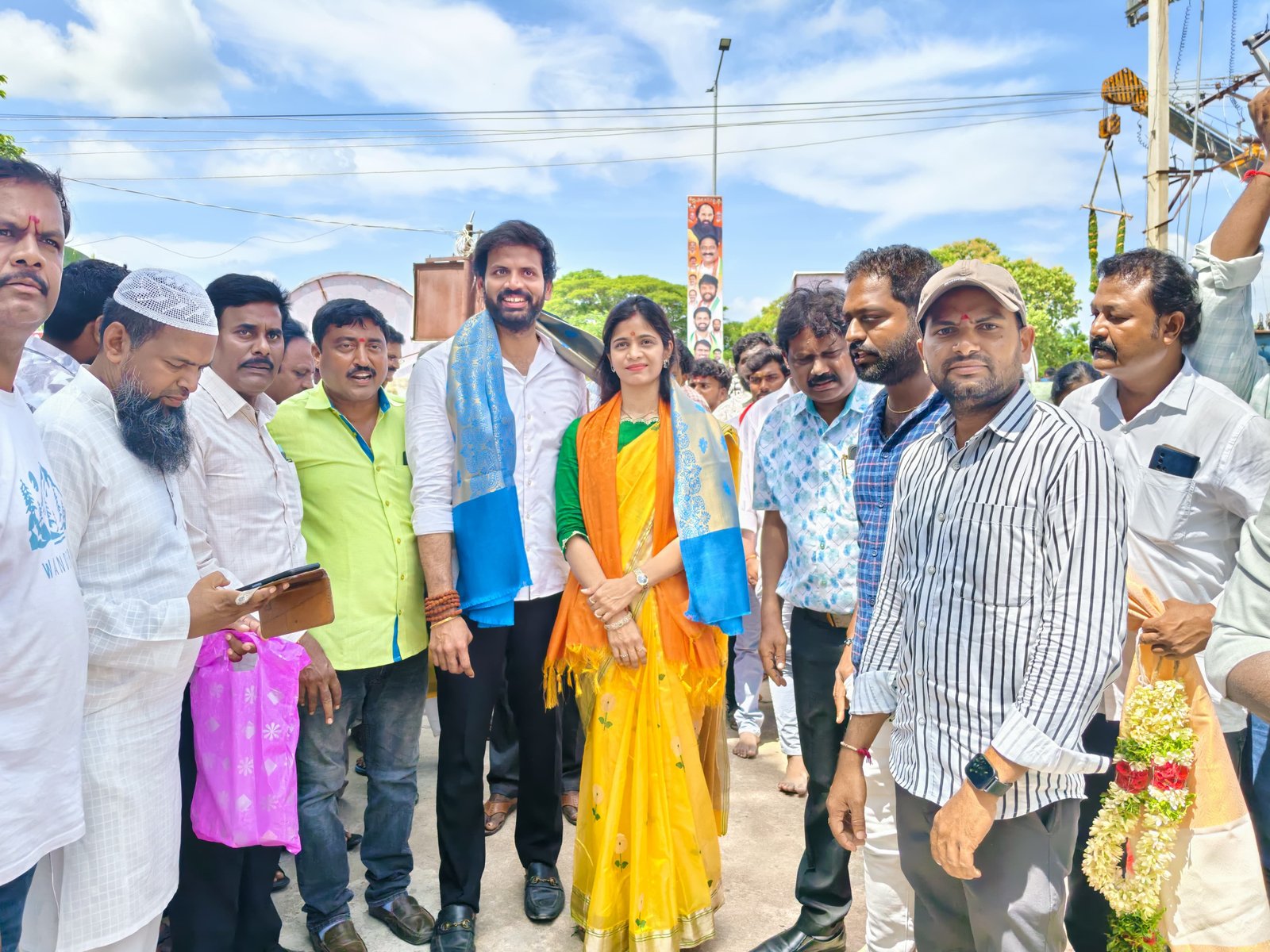 ఘనంగా నేరేడుచర్ల మార్కెట్ కమిటీ పాలకవర్గం ప్రమాణ స్వీకారం  చైర్‌పర్సన్‌గా రంగినేని స్పందన రాజీవ్‌.. వైస్‌ చైర్మన్‌గా మునగాల భాస్కర్‌రెడ్డి బాధ్యతల స్వీకరణ  భారీగా తరలివచ్చిన కాంగ్రెస్ శ్రేణులు, గ్రామాల కార్యకర్తలు, సర్పంచులు  పూల బొకేలు, గజమాలతో చైర్‌పర్స - Additional Image