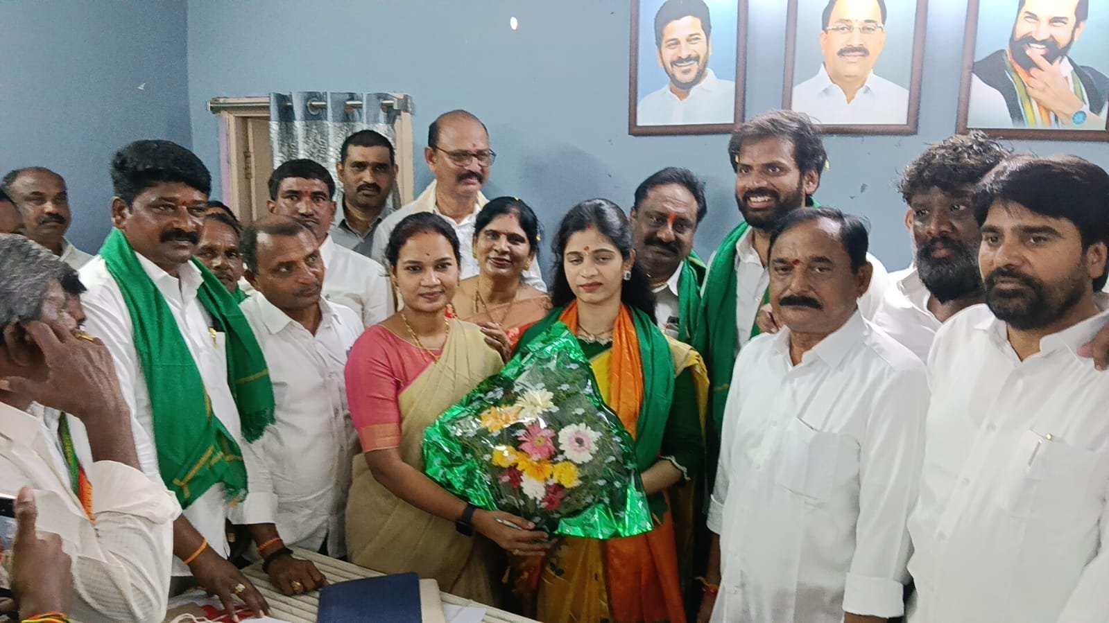 ఘనంగా నేరేడుచర్ల మార్కెట్ కమిటీ పాలకవర్గం ప్రమాణ స్వీకారం  చైర్‌పర్సన్‌గా రంగినేని స్పందన రాజీవ్‌.. వైస్‌ చైర్మన్‌గా మునగాల భాస్కర్‌రెడ్డి బాధ్యతల స్వీకరణ  భారీగా తరలివచ్చిన కాంగ్రెస్ శ్రేణులు, గ్రామాల కార్యకర్తలు, సర్పంచులు  పూల బొకేలు, గజమాలతో చైర్‌పర్స - Additional Image