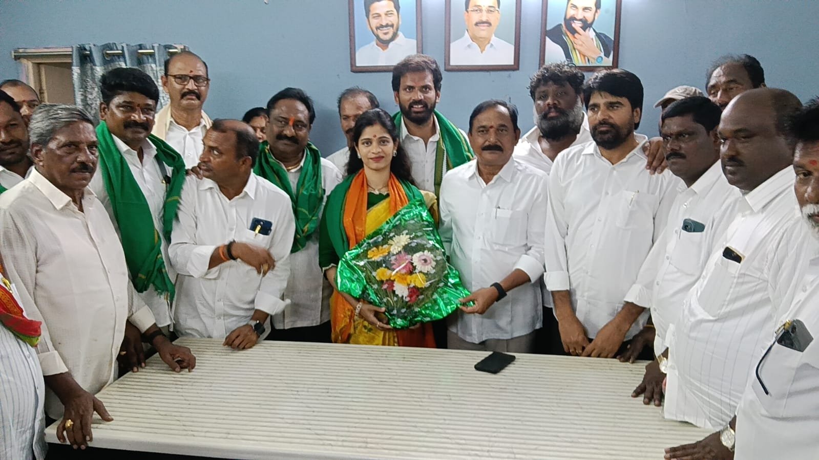 ఘనంగా నేరేడుచర్ల మార్కెట్ కమిటీ పాలకవర్గం ప్రమాణ స్వీకారం  చైర్‌పర్సన్‌గా రంగినేని స్పందన రాజీవ్‌.. వైస్‌ చైర్మన్‌గా మునగాల భాస్కర్‌రెడ్డి బాధ్యతల స్వీకరణ  భారీగా తరలివచ్చిన కాంగ్రెస్ శ్రేణులు, గ్రామాల కార్యకర్తలు, సర్పంచులు  పూల బొకేలు, గజమాలతో చైర్‌పర్స - Additional Image