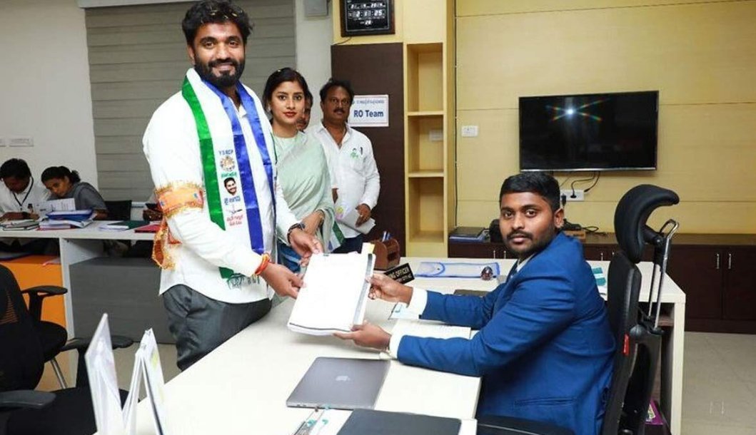 ఏపీలో ఎన్నికల వేడి.. నామినేషన్లకు నేడే చివరి రోజు  స్థానిక ఎన్నికల బరిలో అభ్యర్థులు.. అక్టోబర్ 28 నుంచి పోలింగ్