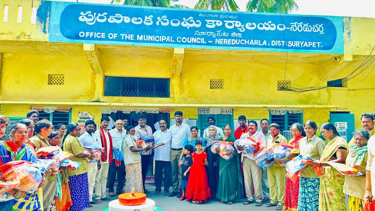 మున్సిపల్ సిబ్బందికి పీపీఈ కిట్ల పంపిణీ  సిబ్బంది ఆరోగ్య భద్రతకు ప్రాధాన్యం..మున్సిపల్ చైర్మన్ కొణతం వెంకట్ రెడ్డి, వైస్ చైర్మన్ నూకల సందీప్ కుమార్ రెడ్డి - Additional Image