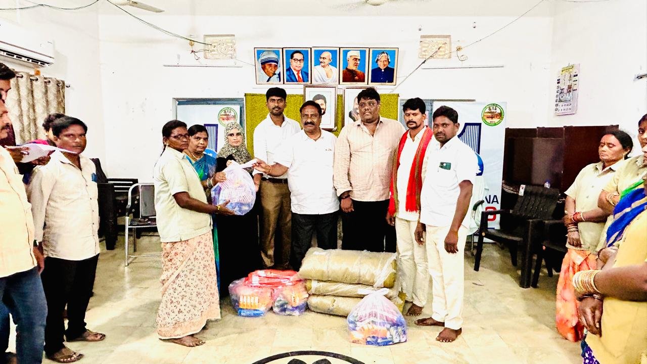 మున్సిపల్ సిబ్బందికి పీపీఈ కిట్ల పంపిణీ  సిబ్బంది ఆరోగ్య భద్రతకు ప్రాధాన్యం..మున్సిపల్ చైర్మన్ కొణతం వెంకట్ రెడ్డి, వైస్ చైర్మన్ నూకల సందీప్ కుమార్ రెడ్డి - Additional Image