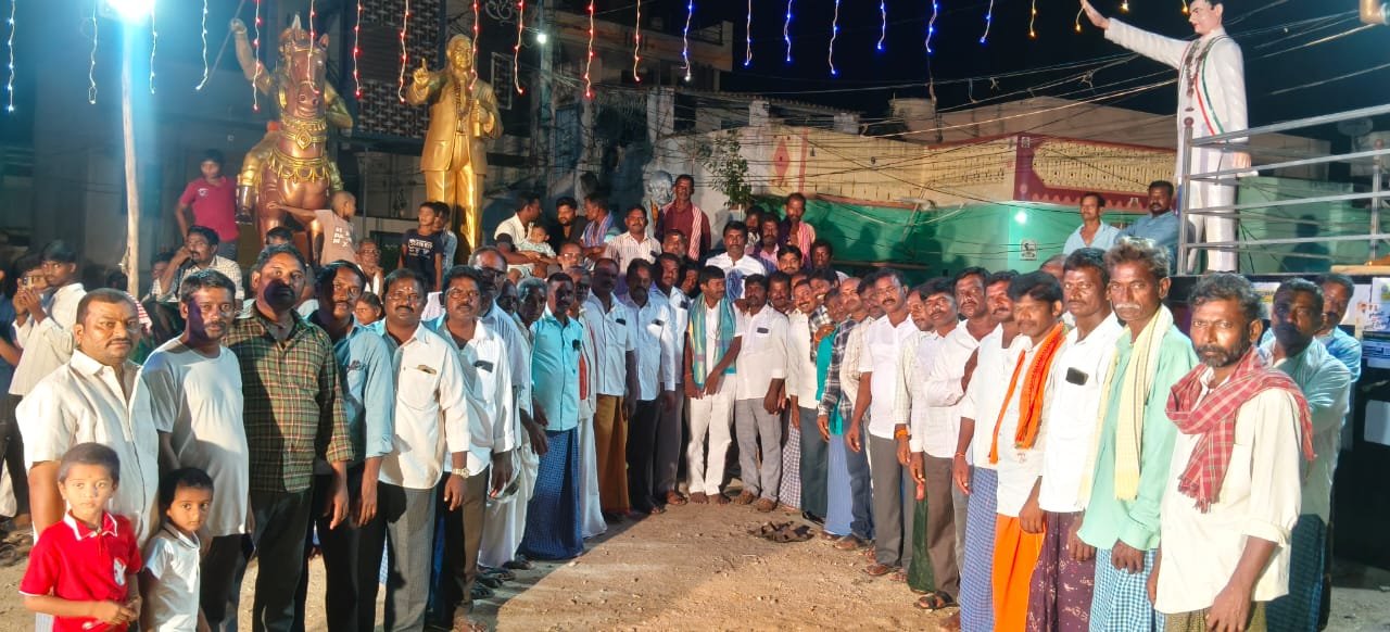 బూరుగడ్డ మాచవరంలో ఘనంగా సద్దుల బతుకమ్మ సంబరాలు  మాజీ ఎంపీపీ గూడెపు శ్రీనివాస్, సర్పంచ్ యరగాని రాధా నాగరాజుకు కాంగ్రెస్ కార్యకర్తల సన్మానం  మహిళల ఆటపాటలతో పండుగ శోభ