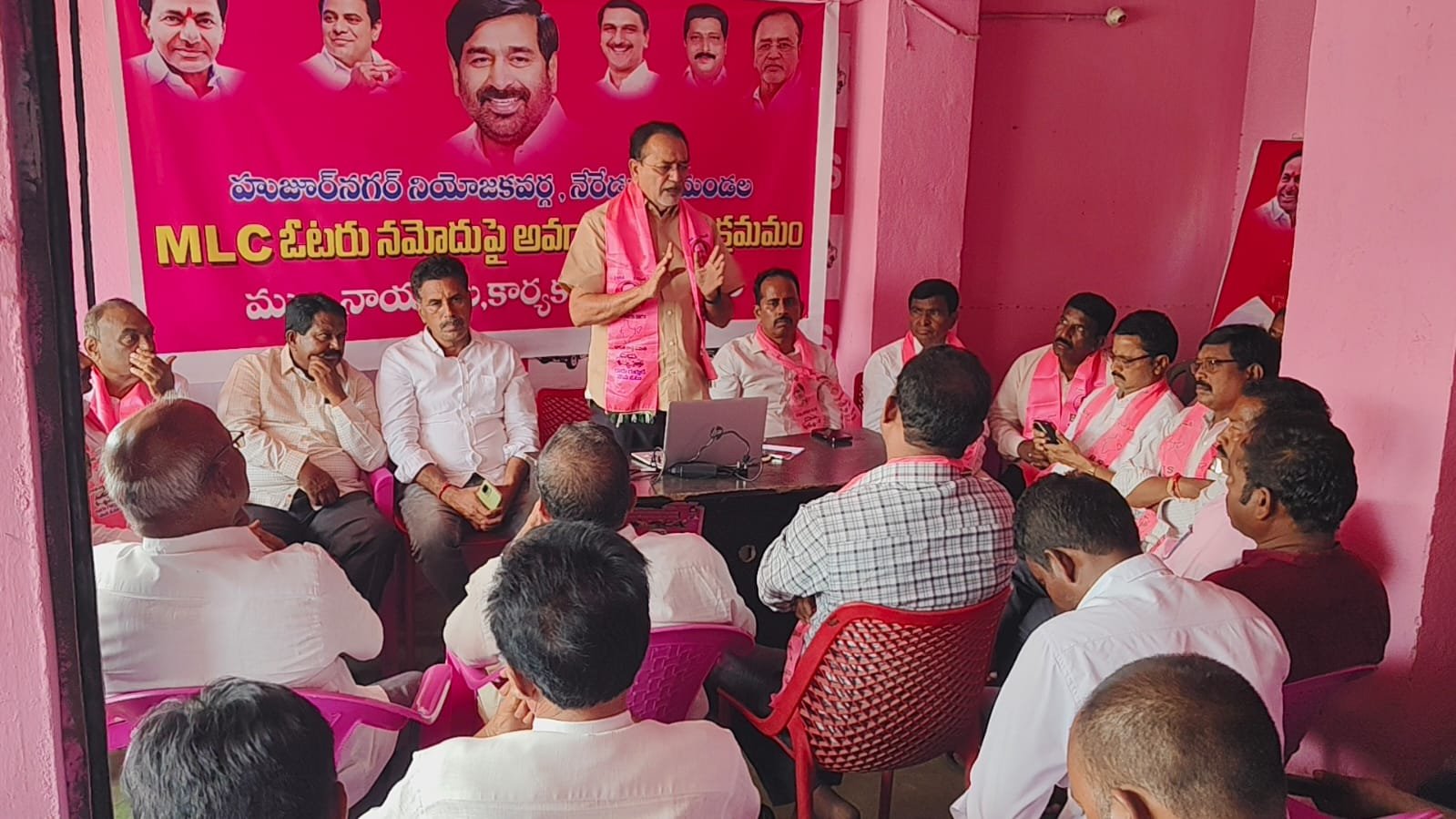 కాంగ్రెస్‌కు పట్టభద్రుల ఓటు అడిగే హక్కు లేదు  హామీలు అమలు చేయని ప్రభుత్వానికి పట్టభద్రులు బుద్ధి చెప్పాలి  బీఆర్‌ఎస్‌ నియోజకవర్గ సమన్వయకర్త ఒంటెద్దు నర్సింహారెడ్డి - Additional Image