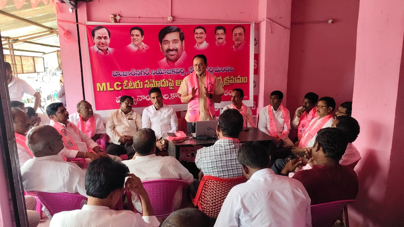 కాంగ్రెస్‌కు పట్టభద్రుల ఓటు అడిగే హక్కు లేదు  హామీలు అమలు చేయని ప్రభుత్వానికి పట్టభద్రులు బుద్ధి చెప్పాలి  బీఆర్‌ఎస్‌ నియోజకవర్గ సమన్వయకర్త ఒంటెద్దు నర్సింహారెడ్డి - Additional Image