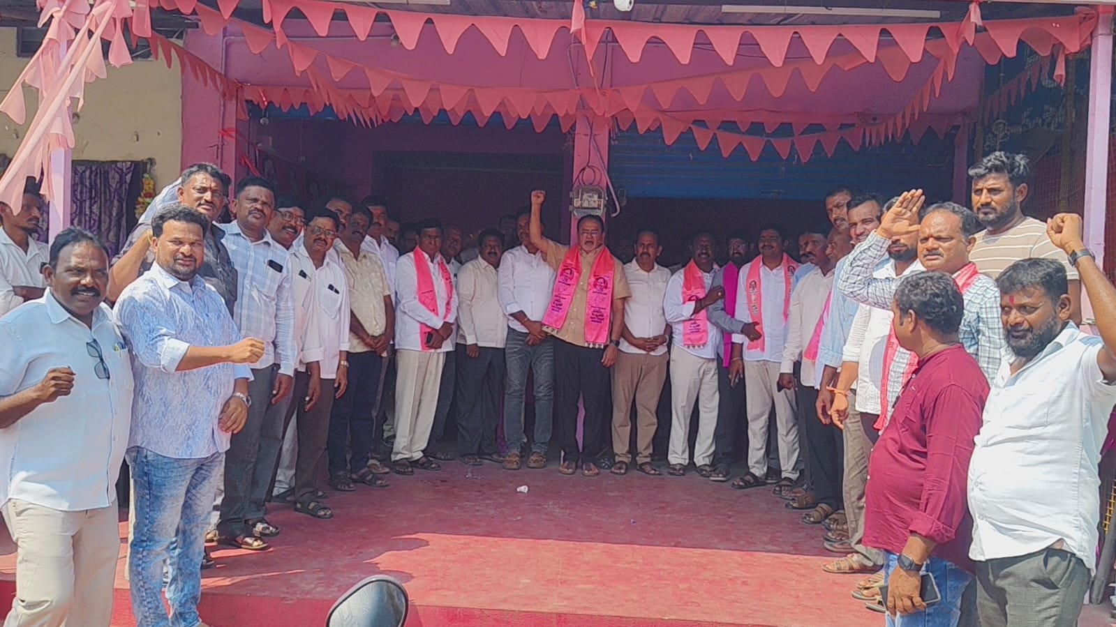 కాంగ్రెస్‌కు పట్టభద్రుల ఓటు అడిగే హక్కు లేదు  హామీలు అమలు చేయని ప్రభుత్వానికి పట్టభద్రులు బుద్ధి చెప్పాలి  బీఆర్‌ఎస్‌ నియోజకవర్గ సమన్వయకర్త ఒంటెద్దు నర్సింహారెడ్డి - Additional Image