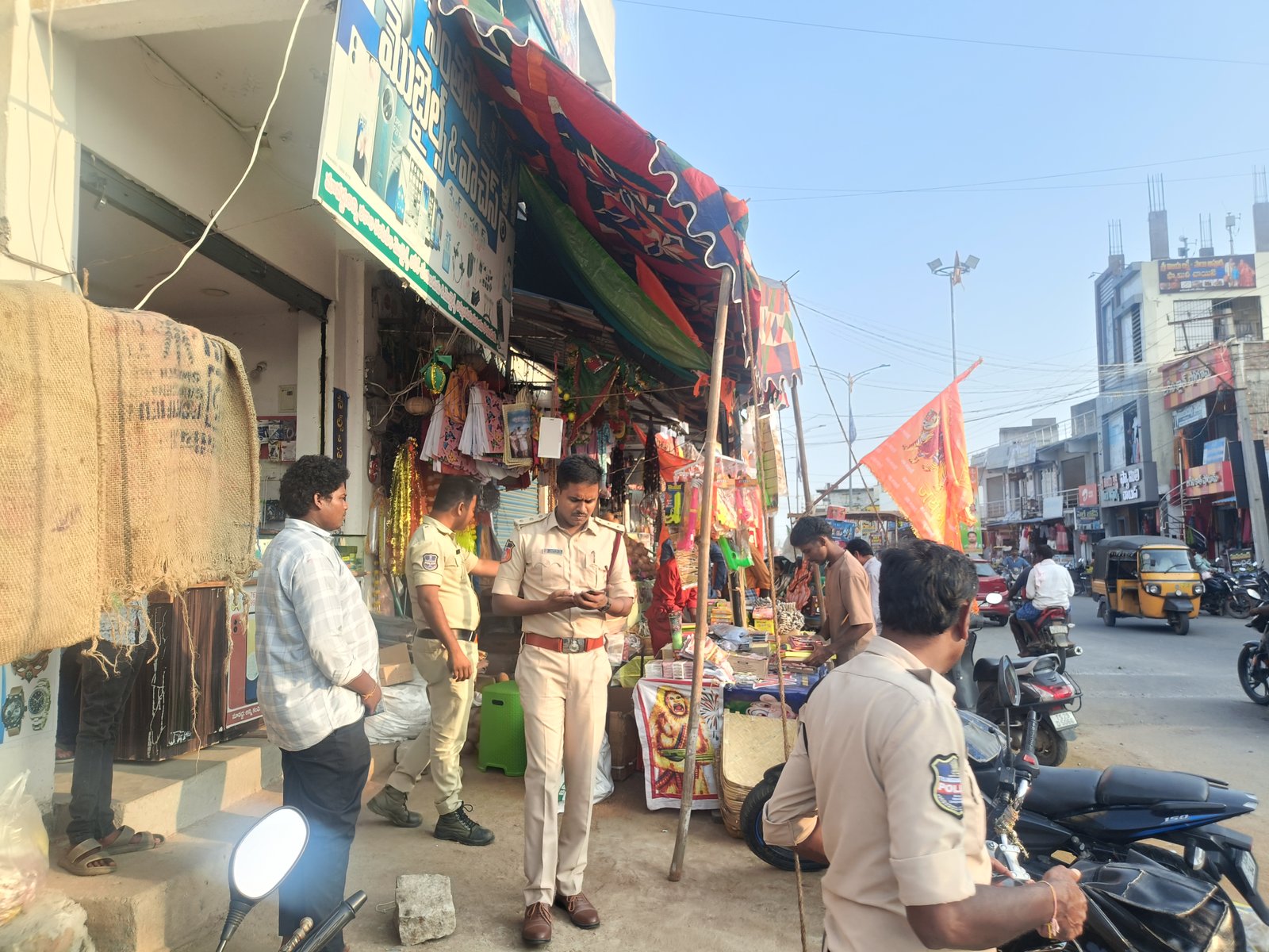 లైసెన్సులు లేని టపాసుల దుకాణాలపై ఫైర్ సేఫ్టీ తనిఖీలు!  ఎస్‌ఐ సుబ్బారామిరెడ్డి ఆధ్వర్యంలో సిబ్బందితో తనిఖీలు.. నిబంధనల ఉల్లంఘనలపై చర్యలు ఉంటాయా? - Additional Image