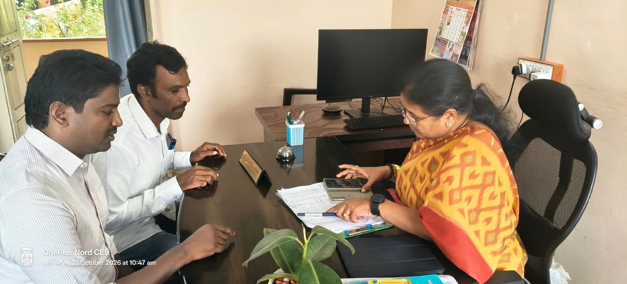 మోతె మండల పరిషత్ కార్యాలయంలో జెడ్పీసీఓ ఆకస్మిక తనిఖీ  పింఛన్ దరఖాస్తుల పరిశీలన.. ఉపాధి హామీ పనులపై అధికారులకు ఆదేశాలు