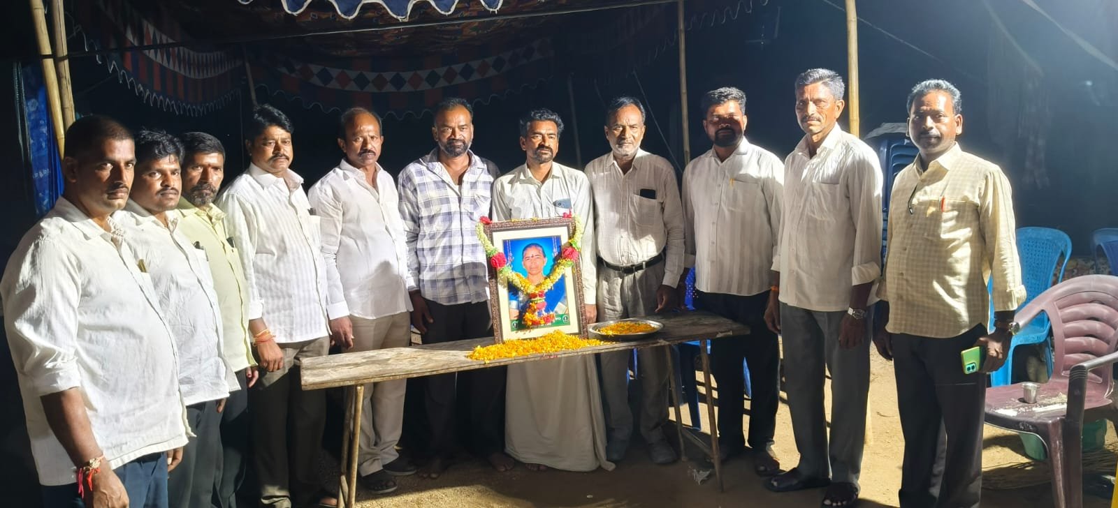మొక్క నాగమ్మ చిత్రపటానికి నివాళులర్పించిన కాంగ్రెస్ నాయకులు