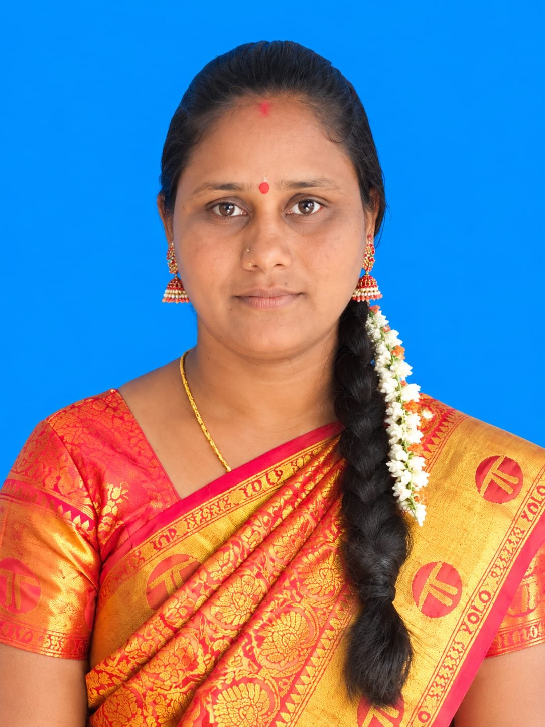ఇందిరమ్మ ఇళ్ల ఎంపికపై కాంగ్రెస్ రెబల్ వార్డు సభ్యురాలు ధనమ్మ ఘాటు విమర్శలు!  గుడిసెల్లో నివసిస్తున్న నాకే ఇల్లు లేదు.. పేదలకు ఎలా న్యాయం చేస్తారు?  సంతకాలప్పుడు వార్డు సభ్యులు కావాలి.. ఇళ్ల ఎంపికలో మాత్రం పట్టించుకోరా?  అర్హులైన నిరుపేదలకు ఇళ్లు ఇవ్వాలి..