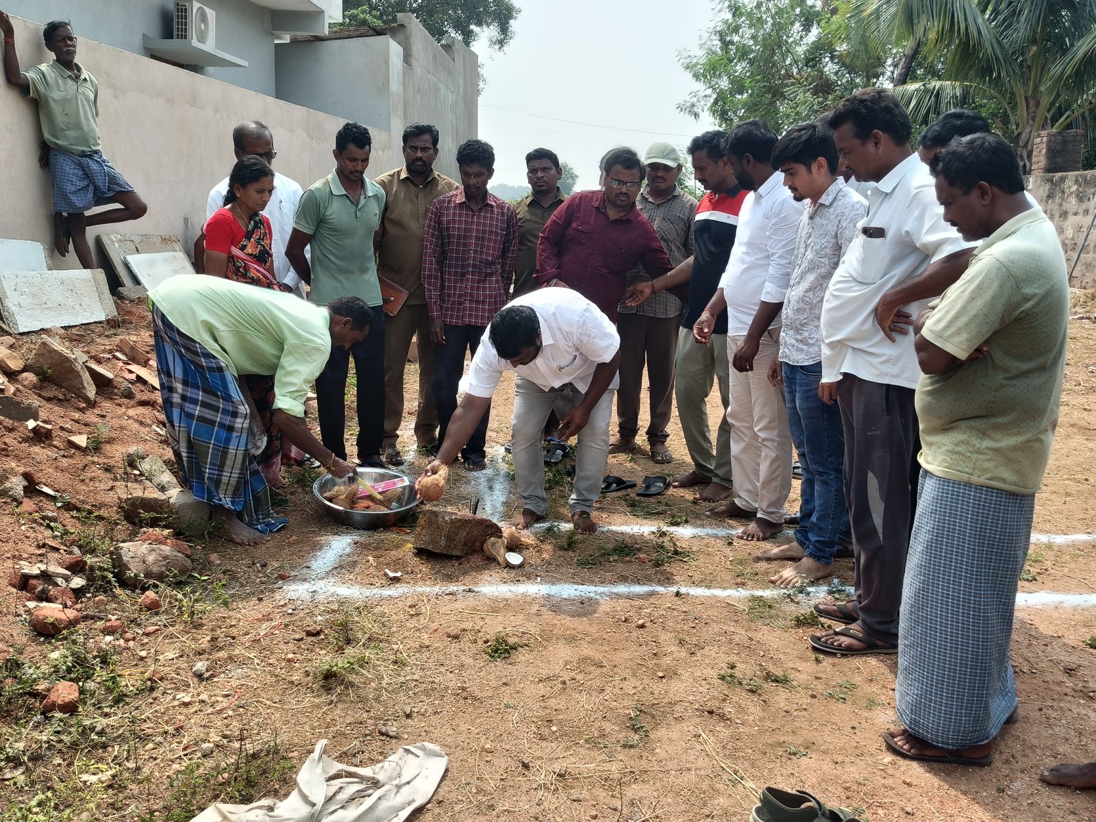 పది మంది లబ్ధిదారులకు ఇందిరమ్మ ఇళ్ల ముగ్గు పోత  సర్పంచ్ ఉటుకూరి మాధవరెడ్డి చేతుల మీదుగా పనుల ప్రారంభం - Additional Image