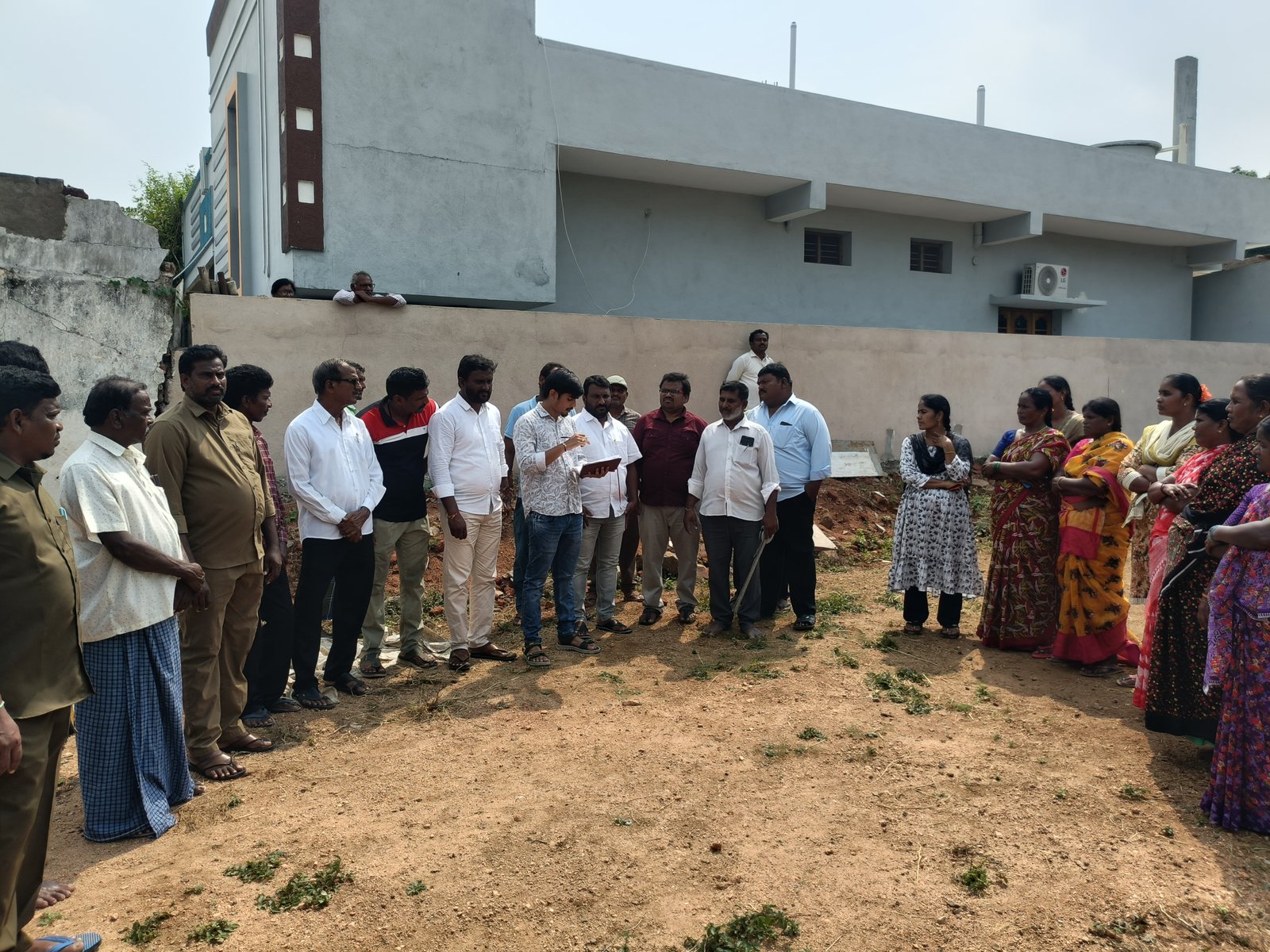 పది మంది లబ్ధిదారులకు ఇందిరమ్మ ఇళ్ల ముగ్గు పోత  సర్పంచ్ ఉటుకూరి మాధవరెడ్డి చేతుల మీదుగా పనుల ప్రారంభం - Additional Image